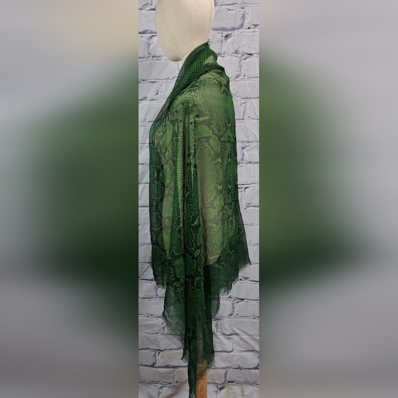 Burberry Women's Scarf Green Reptile Snakeskin 100% Silk Italy 70" x 40" - Picture 11 of 16